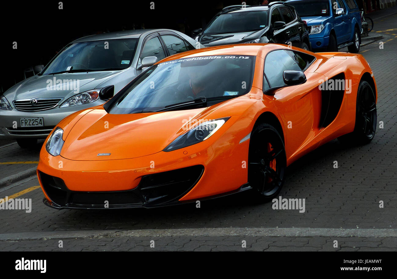 Questa immagine mostra la McLaren MP4-12C Coupé 2014, una vettura sportiva ad alte prestazioni con tecnologia avanzata. Il veicolo è dotato di un motore potente, un design elegante e una tecnologia all'avanguardia, che rappresentano la dedizione di McLaren all'innovazione e alle prestazioni nel settore automobilistico. Foto Stock