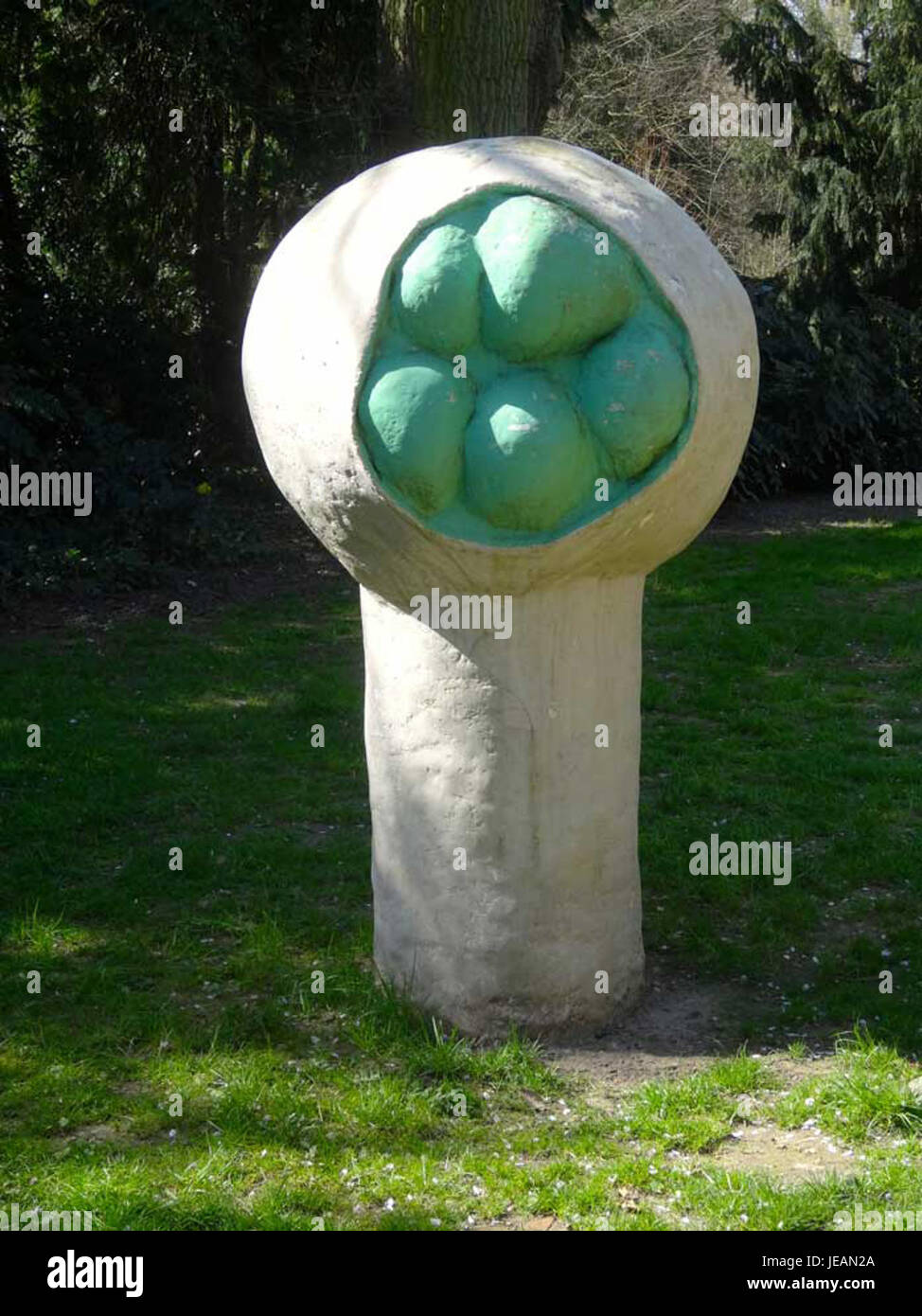 Questo pezzo di Marten Hendriks, intitolato "Plastiek", rappresenta un'interpretazione astratta delle forme animali. Hendriks è noto per le sue sculture moderne e "Plastiek" riflette il suo approccio unico alla cattura di forme e movimenti organici attraverso l'uso di materiali plastici, mescolando l'arte con la tecnologia moderna. Foto Stock