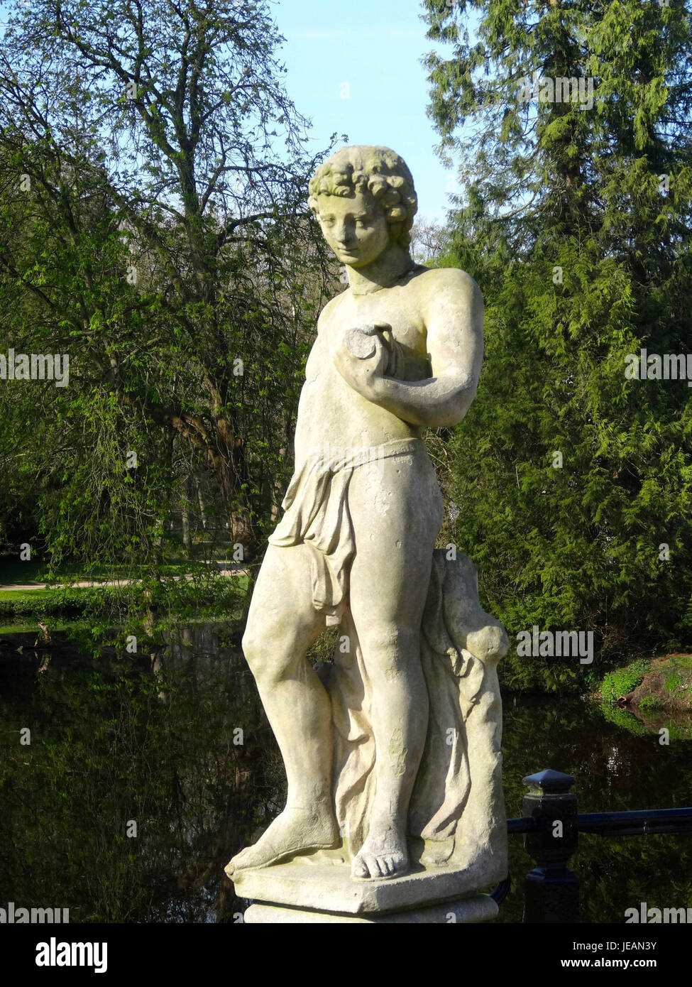 Una scultura in giardino, "tuinbeeld1", situata a Engelenburg a Brummen, Paesi Bassi, cattura l'essenza dell'arte moderna all'aperto, mescolando elementi naturali con design artistico in un tranquillo giardino. Foto Stock