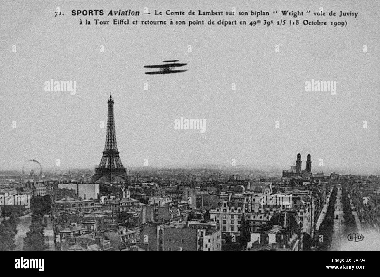 Carlos Alexandre, Conde de Lambert sobrevoando una Torre Eiffel non Wrigth biplano, 18 de Outubro de 1909 Foto Stock