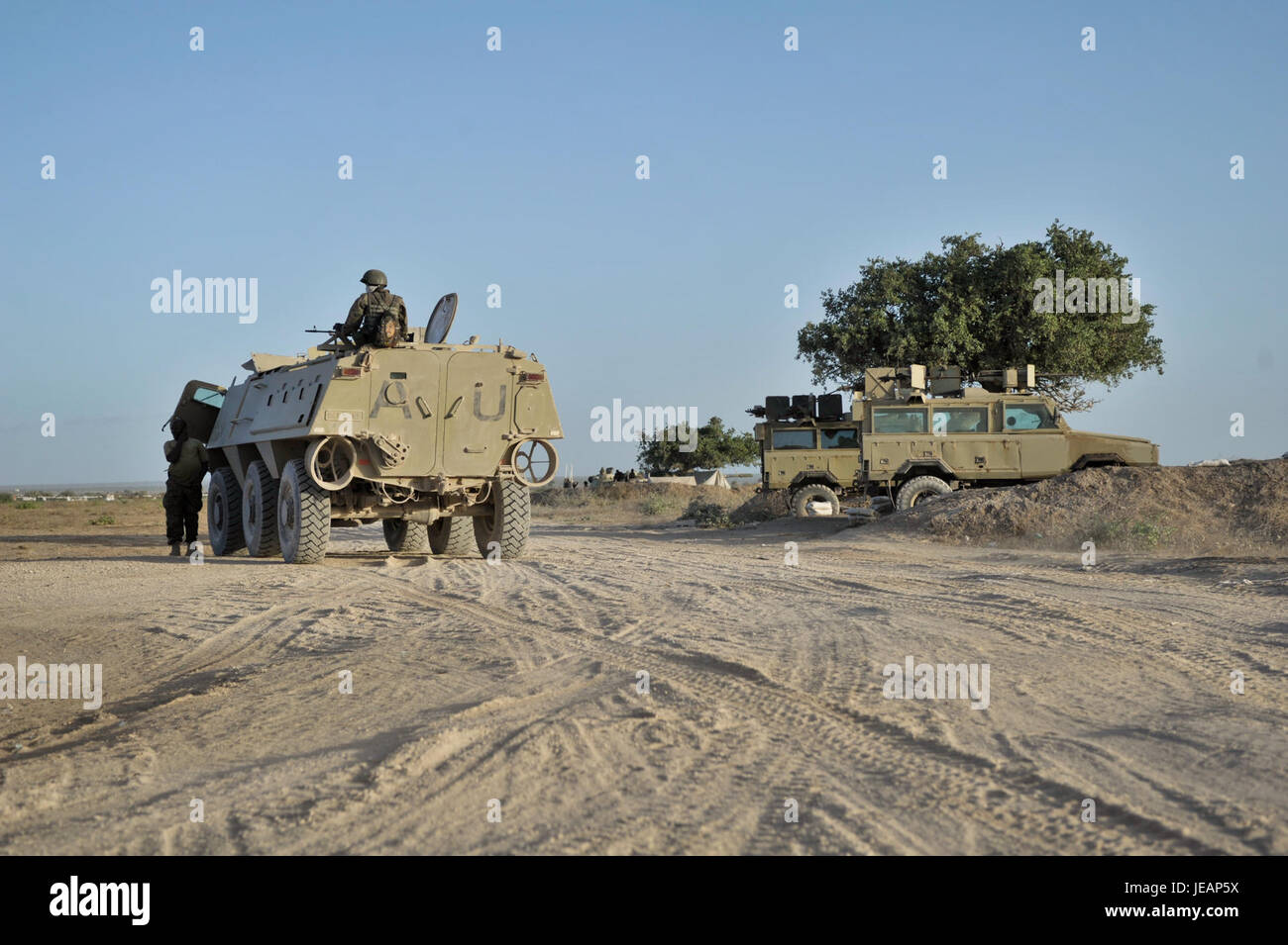 L'immagine cattura il primo giorno di avanzamento di un AMISOM (missione dell'Unione africana in Somalia), mostrando il personale militare in azione. Questa missione era volta a stabilizzare la Somalia e a migliorare la sicurezza durante un momento critico della storia del paese. Foto Stock