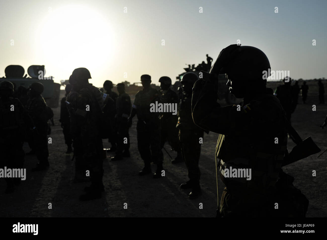 Una foto del 12 febbraio 2013, che mostra le forze dell'AMISOM (missione dell'Unione africana in Somalia) durante il loro primo giorno di avanzata in Somalia, evidenziando la loro presenza militare e le loro operazioni. Foto Stock