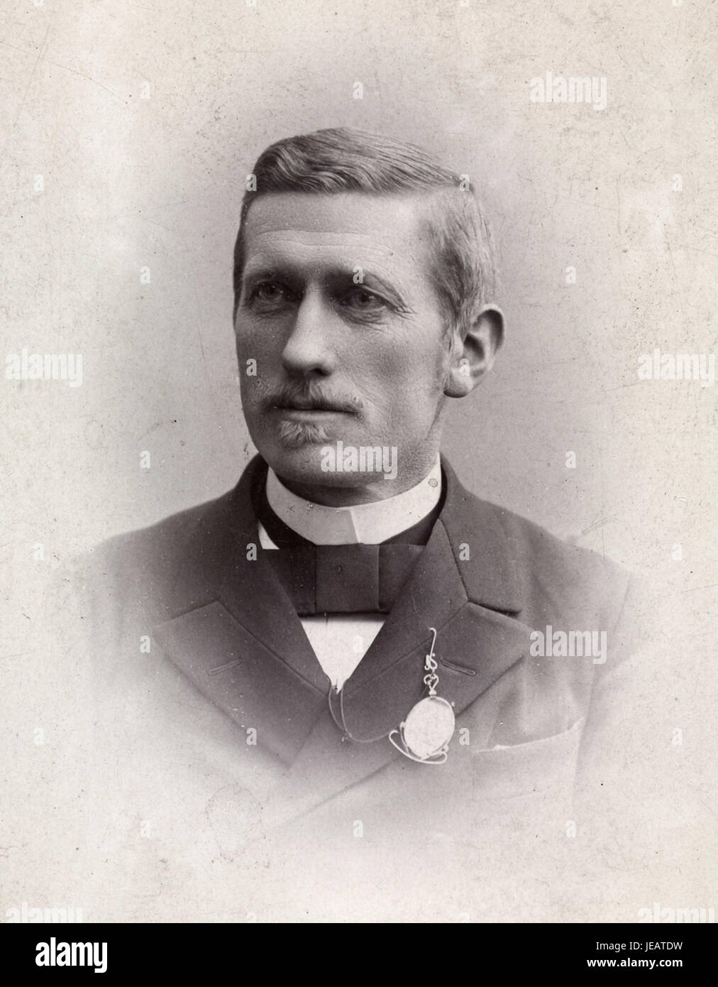 Questo ritratto di Christian Linthoe, dipinto da Daniel Georg Nyblin intorno al 1880-1890, è un esempio di ritrattistica del XIX secolo. L'artista cattura Linthoe con dettagli e realismo raffinati, riflettendo gli stili del tempo. Foto Stock