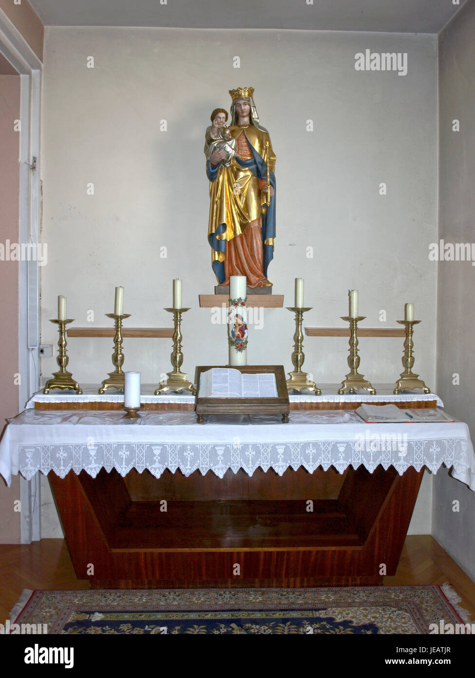 Chiesa di San Pietro e Paolo di Ulmerfeld (Pfarrkirche, hll. Petrus und Paulus) in Austria, catturato il 4 marzo 2013. La chiesa è conosciuta per la sua architettura storica e il suo significato religioso. Foto Stock