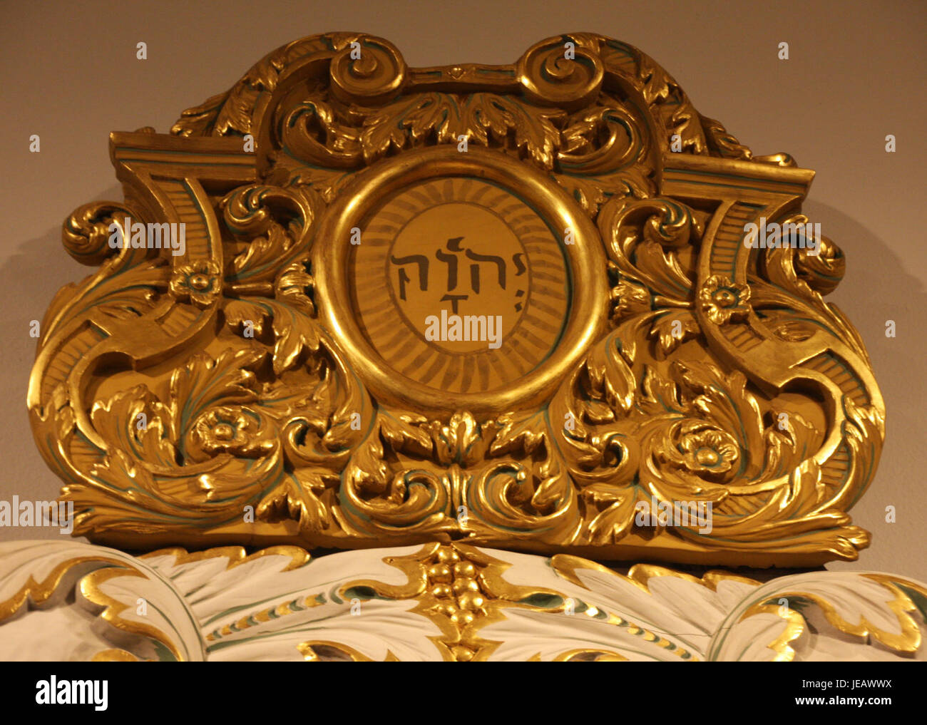 Il leggio del dibattito all'Università di Wittenberg è storicamente significativo per il suo collegamento con le discussioni teologiche. Presenta il Tetragrammaton, un simbolo che rappresenta il nome di quattro lettere di Dio in ebraico. Foto Stock