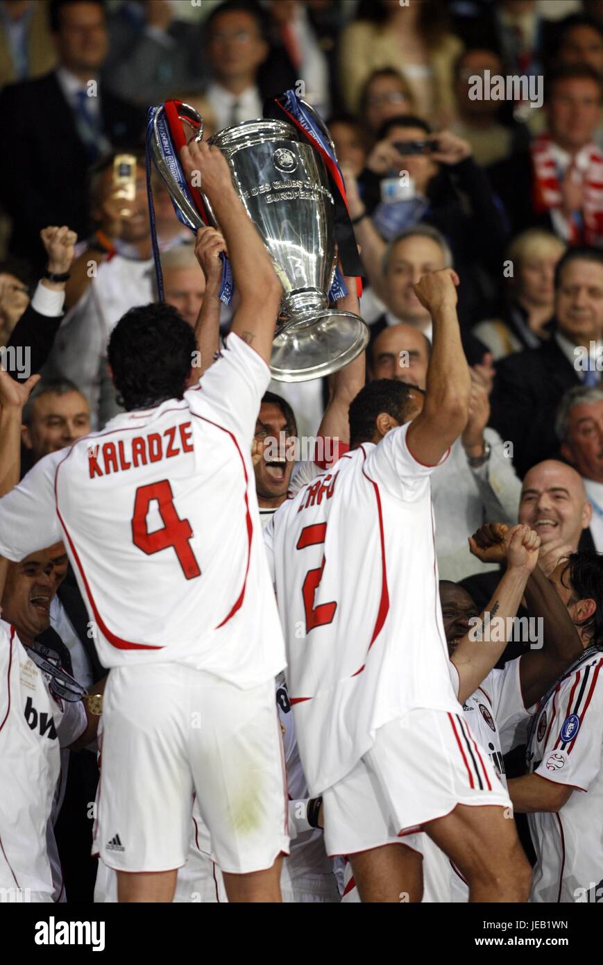 MALDINI SOLLEVA IL TROFEO CL AC MILAN V Liverpool campione dello stadio olimpico di Atene GRECIA 23 Maggio 2007 Foto Stock