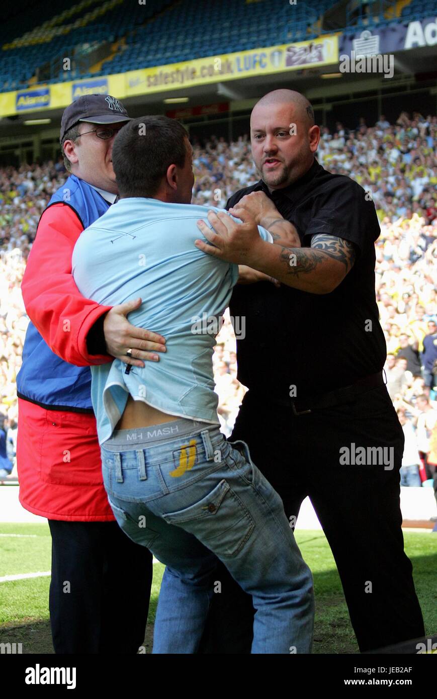 LEEDS STEWARD DELLA VENTOLA GRAB Leeds Utd V IPSWICH TOWN ELLAND ROAD LEEDS Inghilterra 28 aprile 2007 Foto Stock