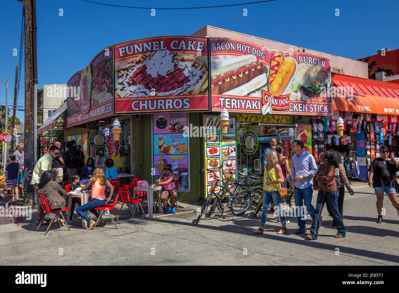 Persone, turisti, visitatori, mangiare fast food, ristorante, eatery, Ocean Front Walk, la Spiaggia di Venice, Venezia, Los Angeles, California Foto Stock