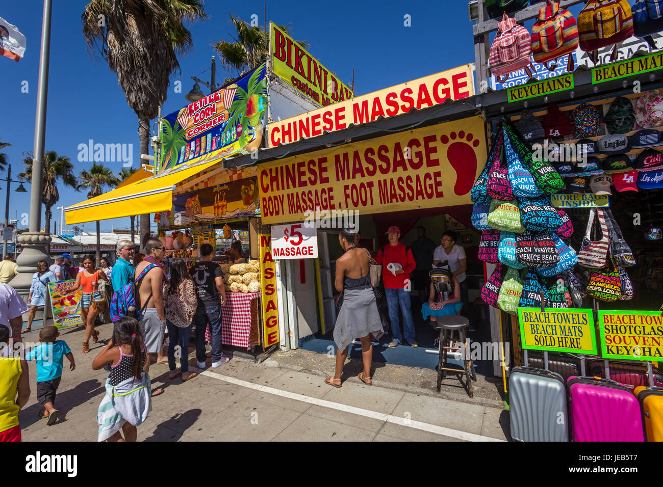 Persone, turisti, Massaggio Cinese, Cinese massaggio cinese massaggio del piede, negozi, Ocean Front Walk, la Spiaggia di Venice, Venezia, Los Angeles, California Foto Stock