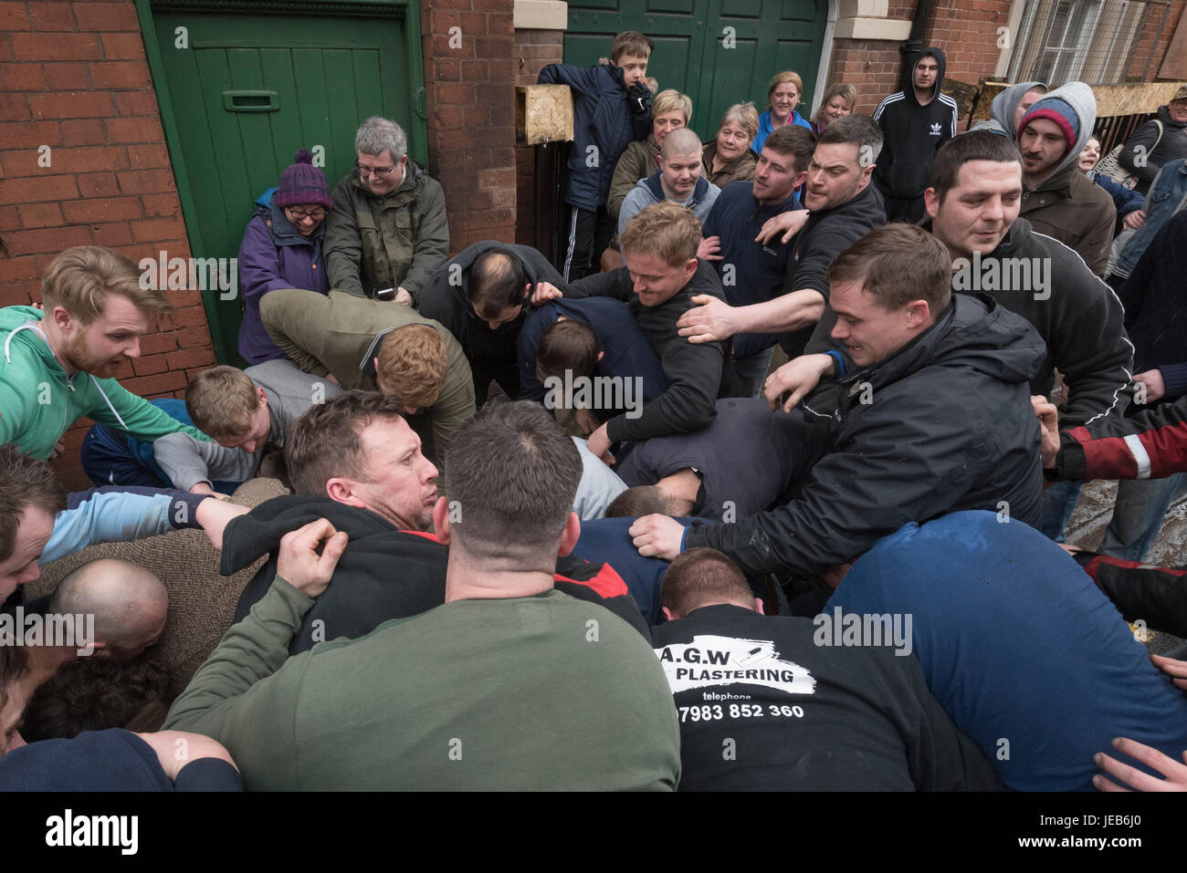 Atherstone, Warwickshire, Regno Unito. Il 28 febbraio 2017. Nella foto: / centinaia di persone di tutte le età alluvione nel Warwickshire città di Atherstone sia Foto Stock