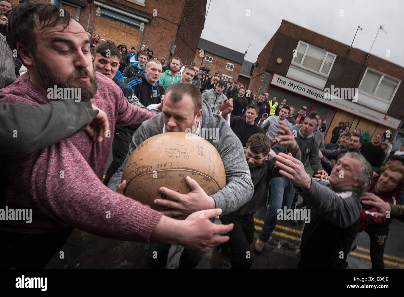 Atherstone, Warwickshire, Regno Unito. Il 28 febbraio 2017. Nella foto: / centinaia di persone di tutte le età alluvione nel Warwickshire città di Atherstone sia Foto Stock