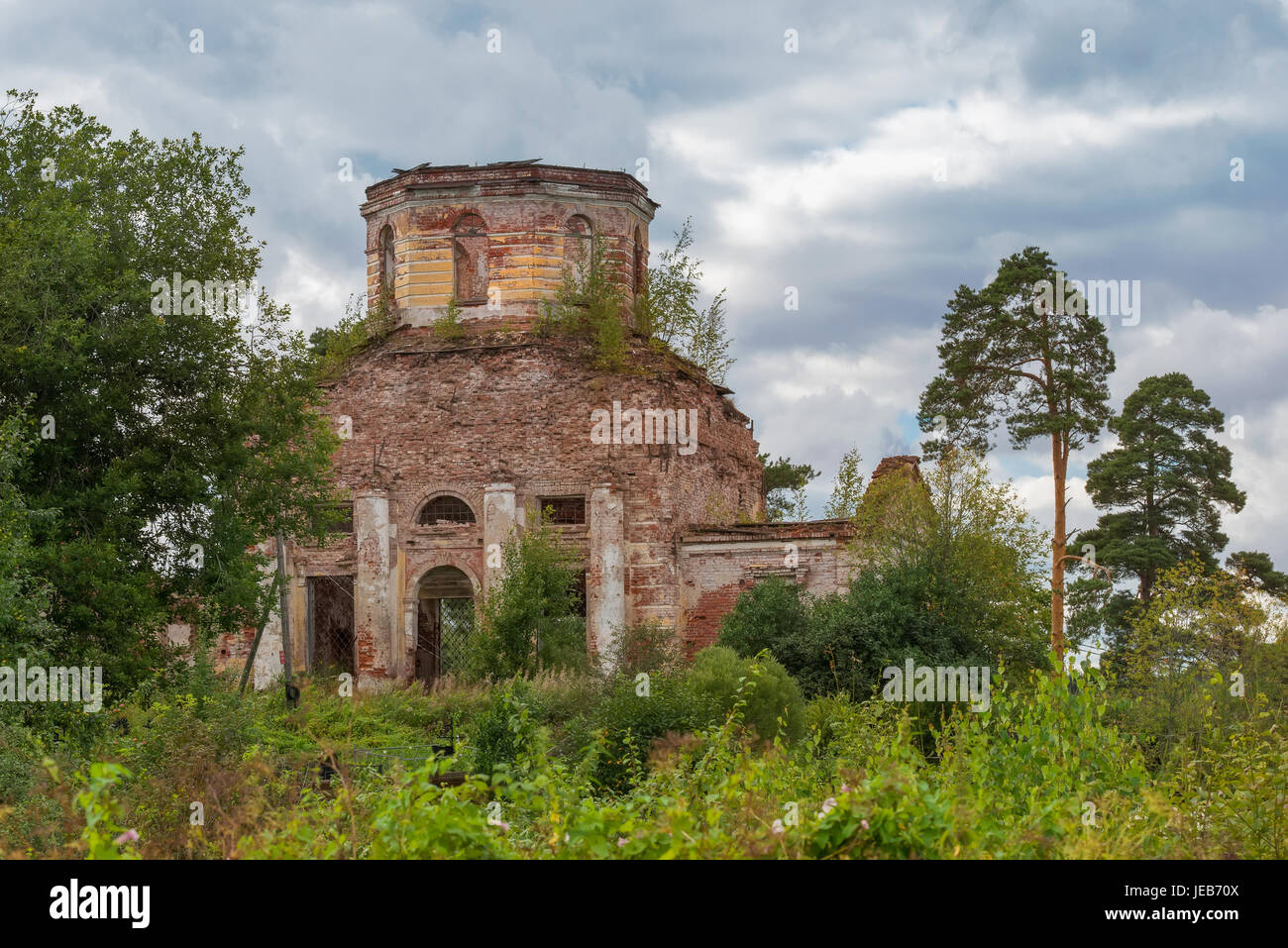 Diruta chiesa della Santa Vergine (1825-1836) presso il villaggio Korotsko. Russia, Novgorod Oblast Foto Stock