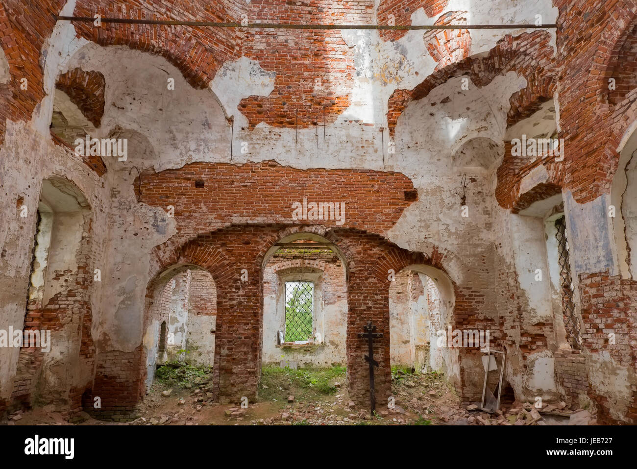 Diruta chiesa della Santa Vergine (1825-1836) presso il villaggio Korotsko. Russia, Novgorod Oblast Foto Stock