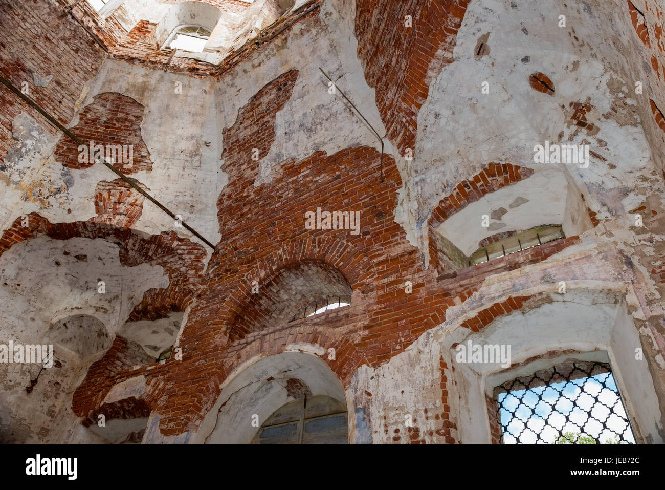 Diruta chiesa della Santa Vergine (1825-1836) presso il villaggio Korotsko. Russia, Novgorod Oblast Foto Stock