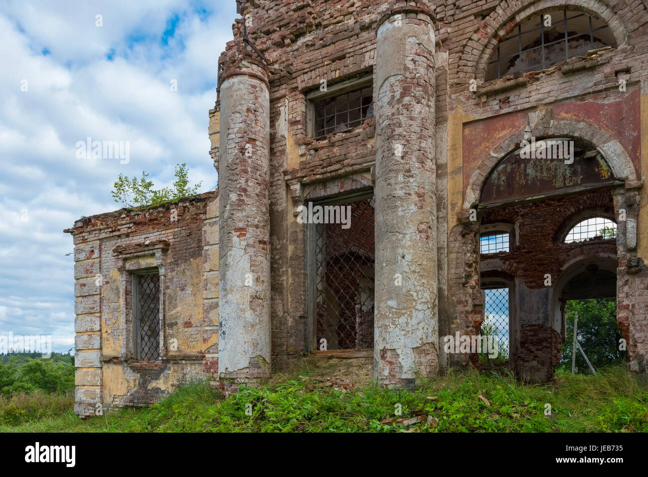Diruta chiesa della Santa Vergine (1825-1836) presso il villaggio Korotsko. Russia, Novgorod Oblast Foto Stock