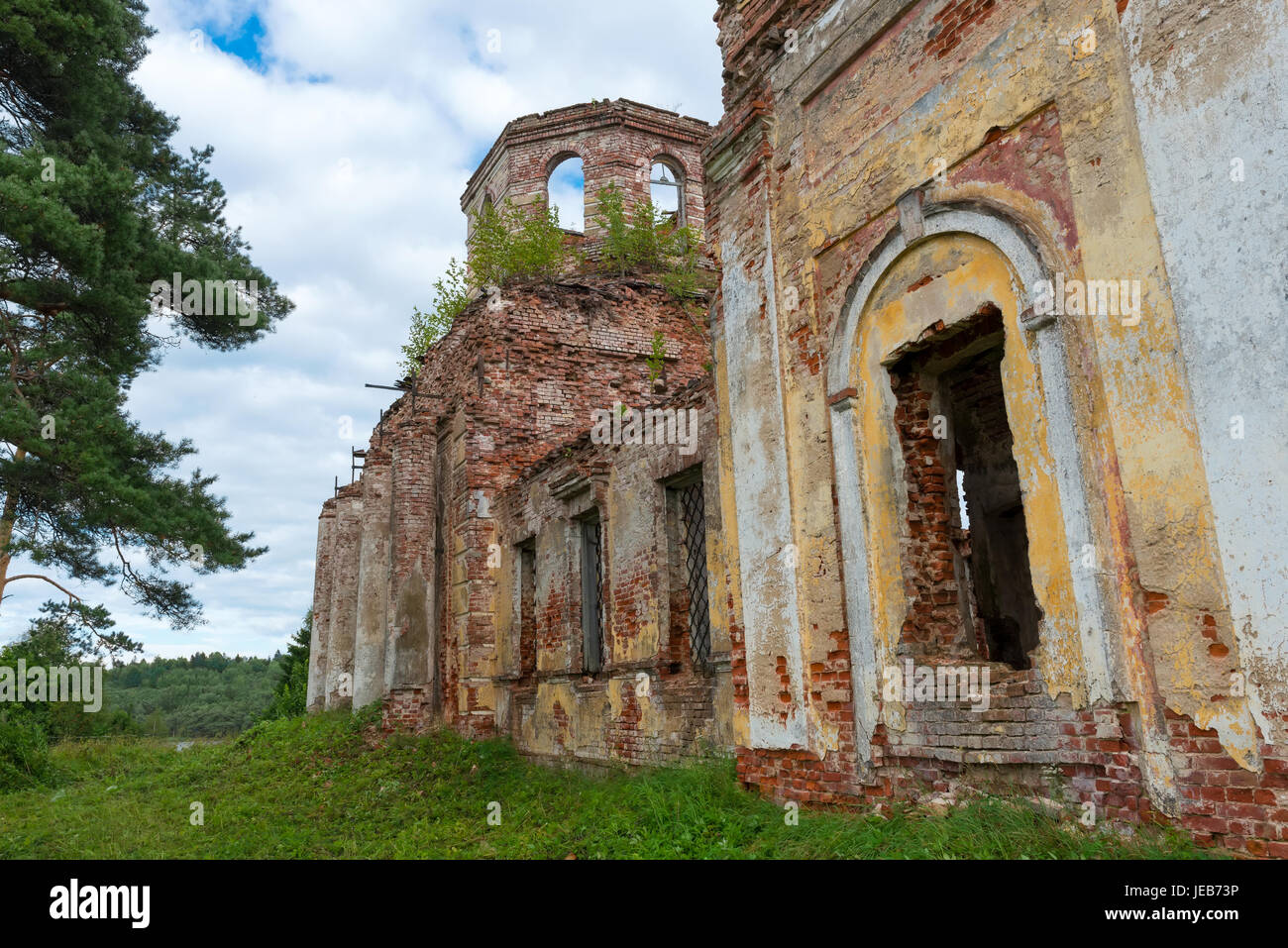 Diruta chiesa della Santa Vergine (1825-1836) presso il villaggio Korotsko. Russia, Novgorod Oblast Foto Stock