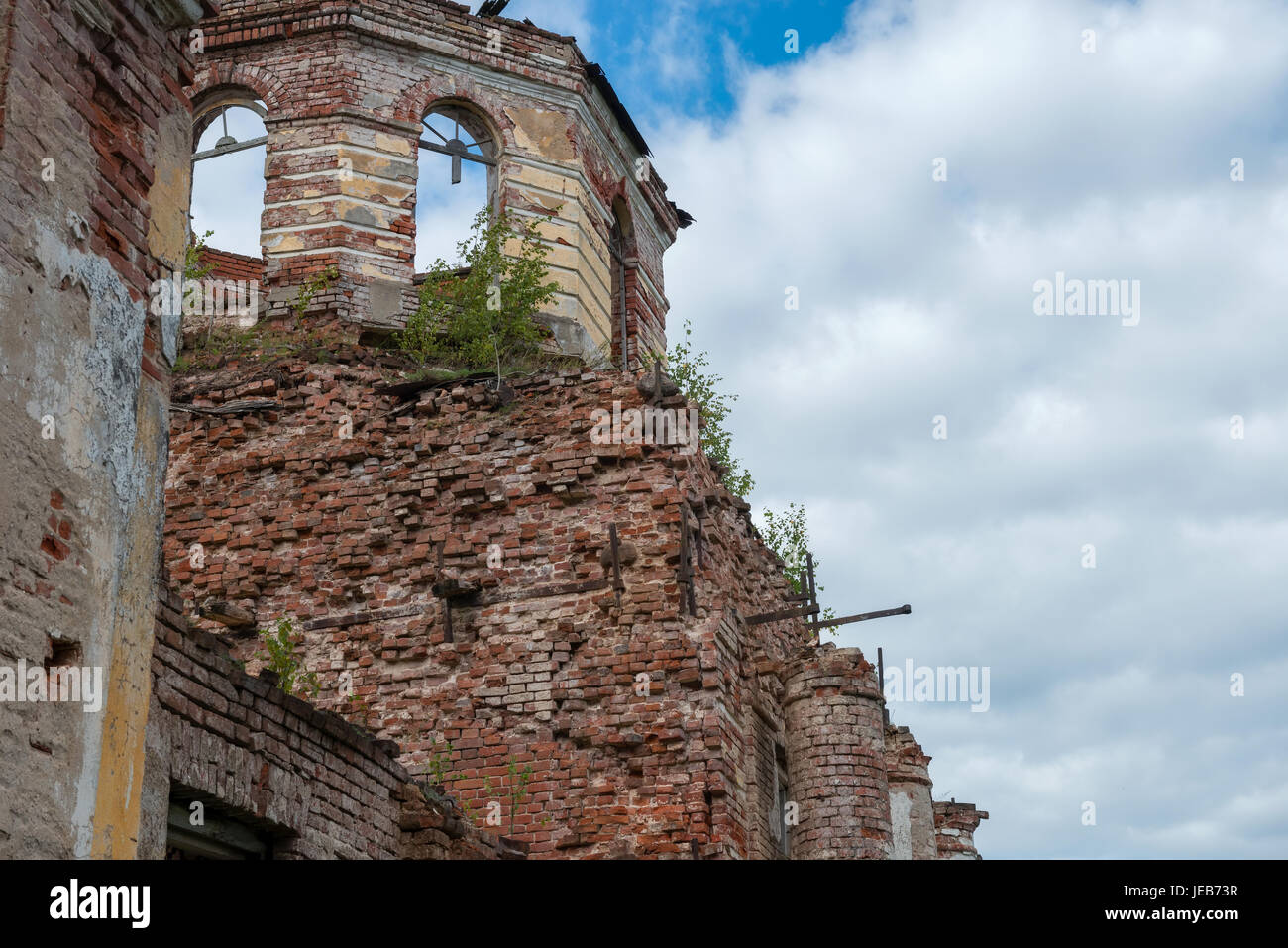 Diruta chiesa della Santa Vergine (1825-1836) presso il villaggio Korotsko. Russia, Novgorod Oblast Foto Stock