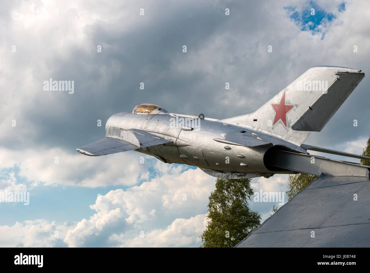 KRESTTSY, Novgorod, Russia - Agosto 9, 2016: memoriale al avieri del Nord Ovest del veterano anteriore 108 guardie aviazione di attacco della Russia Foto Stock