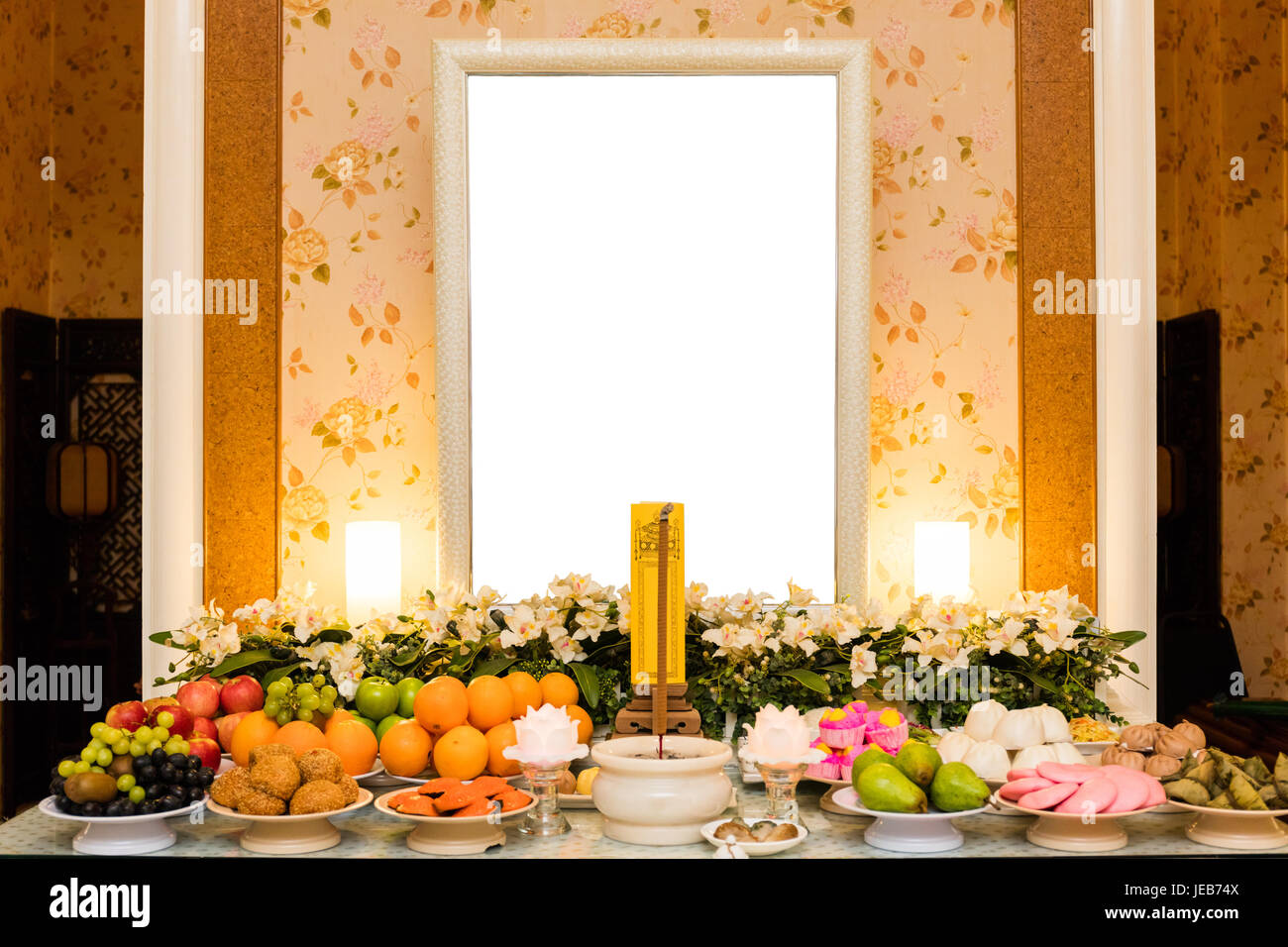 Cinese tradizionale sala di lutto con vuoto photo frame e motivi floreali e decorazione di frutta. Foto Stock