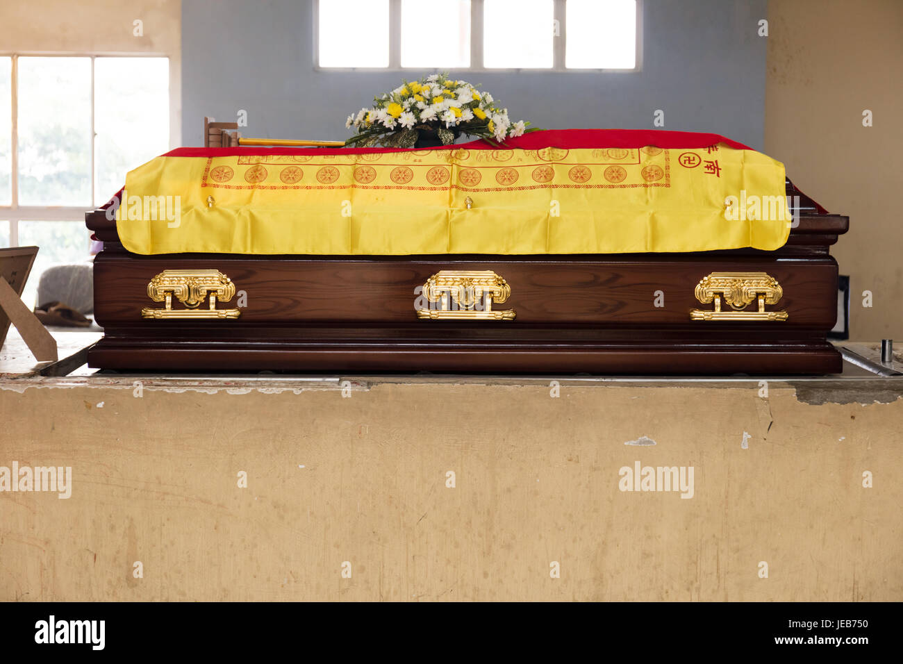 Un marrone scrigno ad una tradizionale cinese servizi funebri in ambienti chiusi. Foto Stock