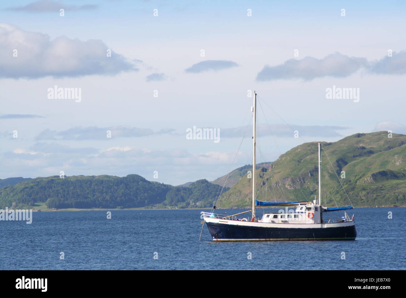 La Tall Ship St Hilda al di ancoraggio fuori l'isola di Luing nelle Ebridi scozzesi. Foto Stock