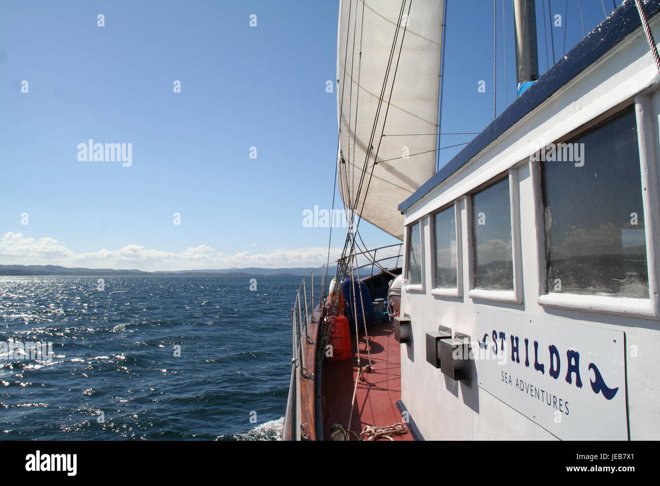 La crociera Ebridi scozzese sulla St Hilda Tall Ship sotto la vela. Foto Stock