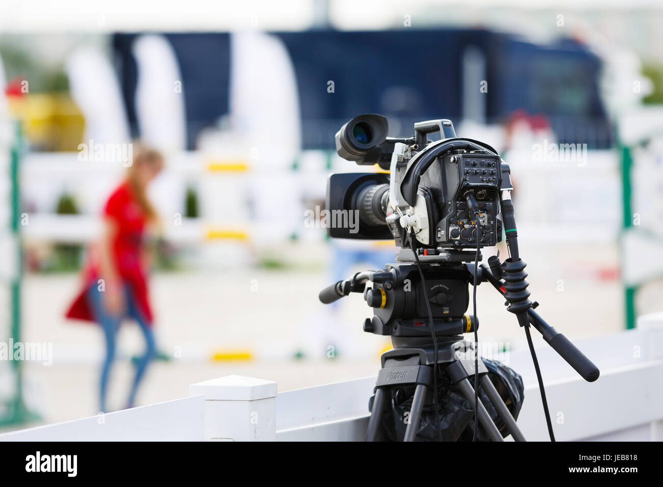 Sopot, Polonia - 10 Giugno 2017: la telecamera su un treppiede contro lo sfondo di arena durante CSIO Sopot 2017 concorsi Foto Stock