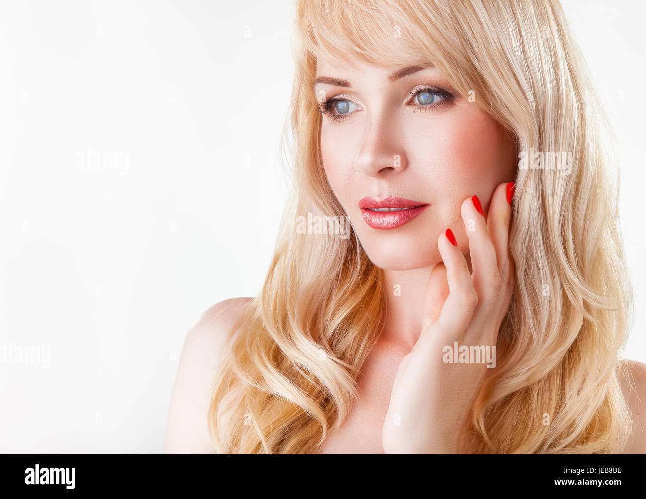 Ritratto di una bella donna adulta con il trucco su uno sfondo luminoso Foto Stock