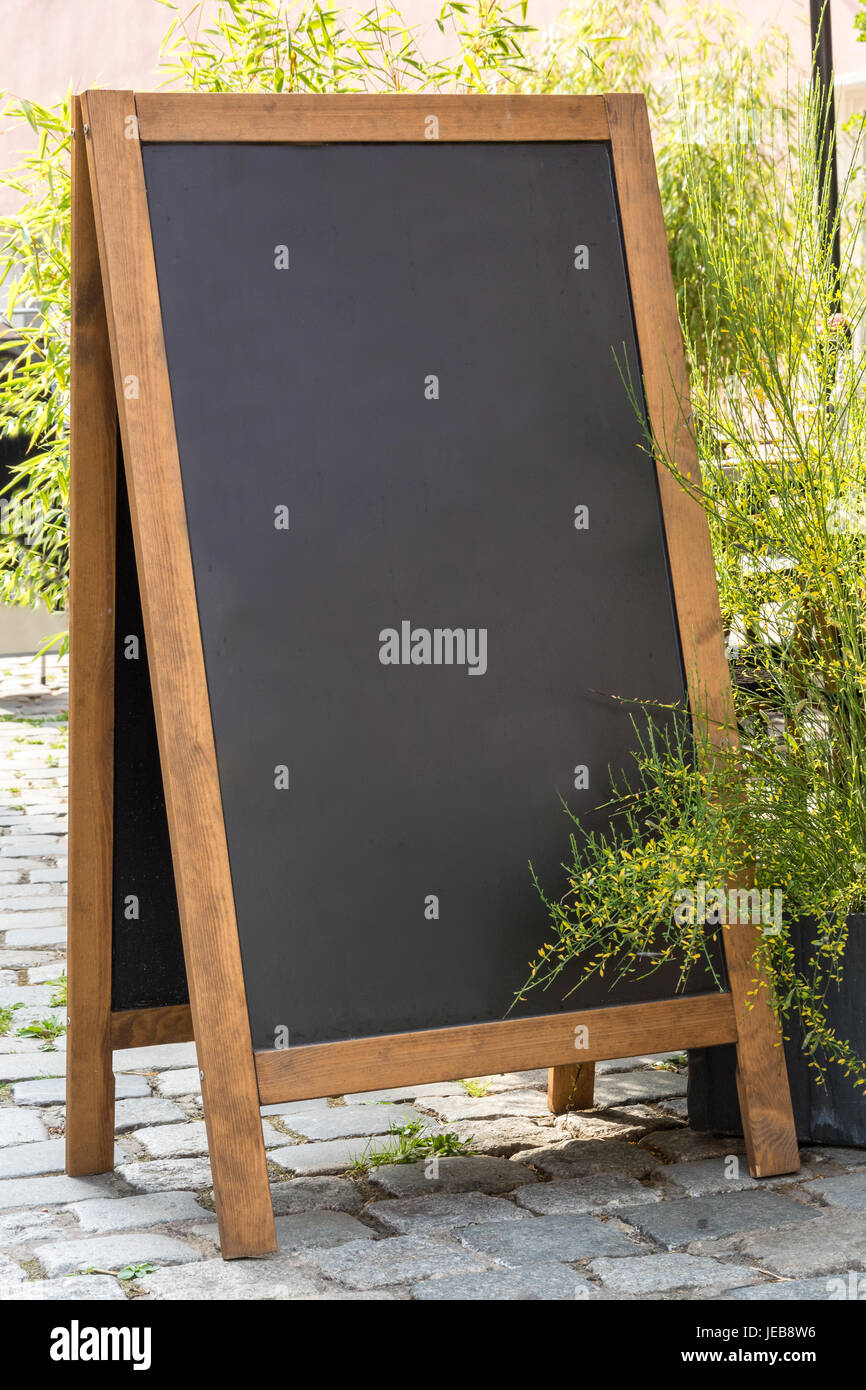 Una lavagna su cavalletto di legno per un menù del ristorante in strada  Foto stock - Alamy