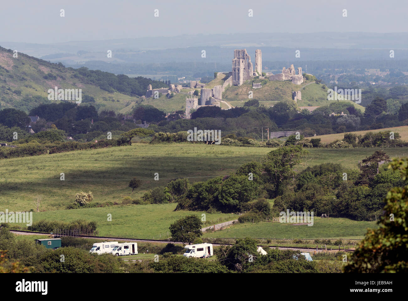 Campeggio con uno sfondo di Corfe Castle in nella campagna del Dorset, Southern England Regno Unito. Giugno 2017 Foto Stock