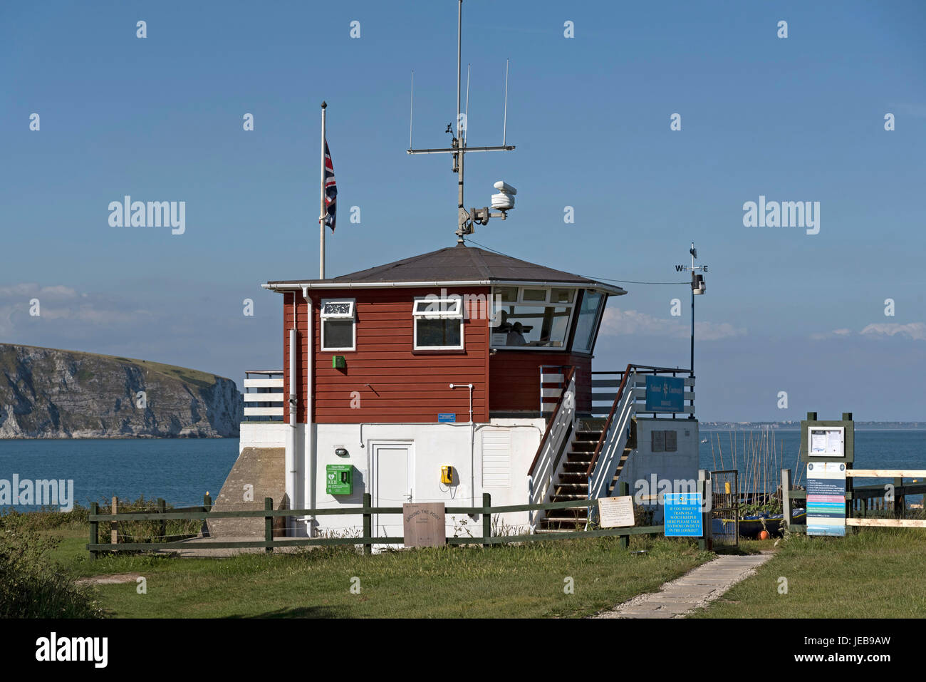 Stazione di vedetta della Nazionale Istituzione Coastwatch presidiate da volontari a: Peveril punto della Jurassic Coast a Swanage Dorset England Regno Unito. Giugno Foto Stock