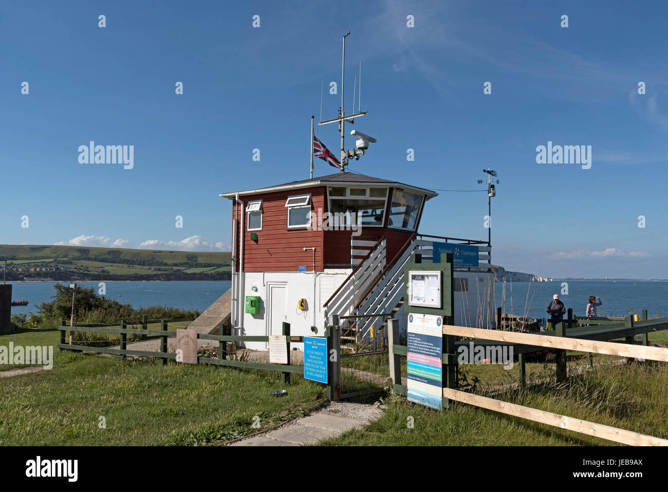 Stazione di vedetta della Nazionale Istituzione Coastwatch presidiate da volontari a: Peveril punto della Jurassic Coast a Swanage Dorset England Regno Unito. Giugno Foto Stock