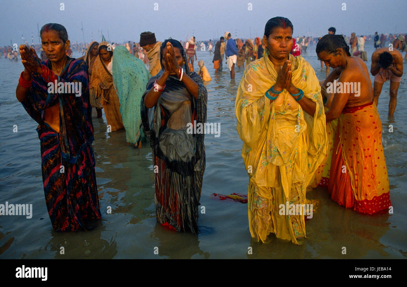 India Bengala Occidentale, Ganga Sagar, pellegrini di balneazione e pregando in acqua durante i tre giorni del festival a Sagar isola nella bocca del Hooghly pensato per essere il punto in cui il Gange si unisce al mare. Foto Stock