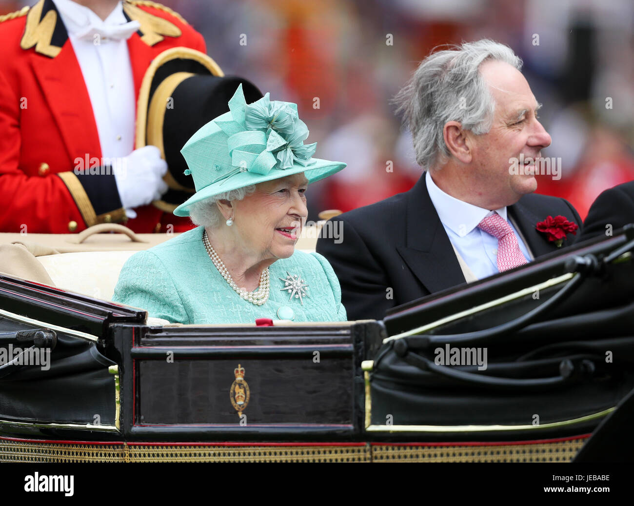 La regina Elisabetta II e il Capitano David Bowes-Lyon in arrivo per il giorno quattro di Royal Ascot a Ascot Racecourse. Foto Stock