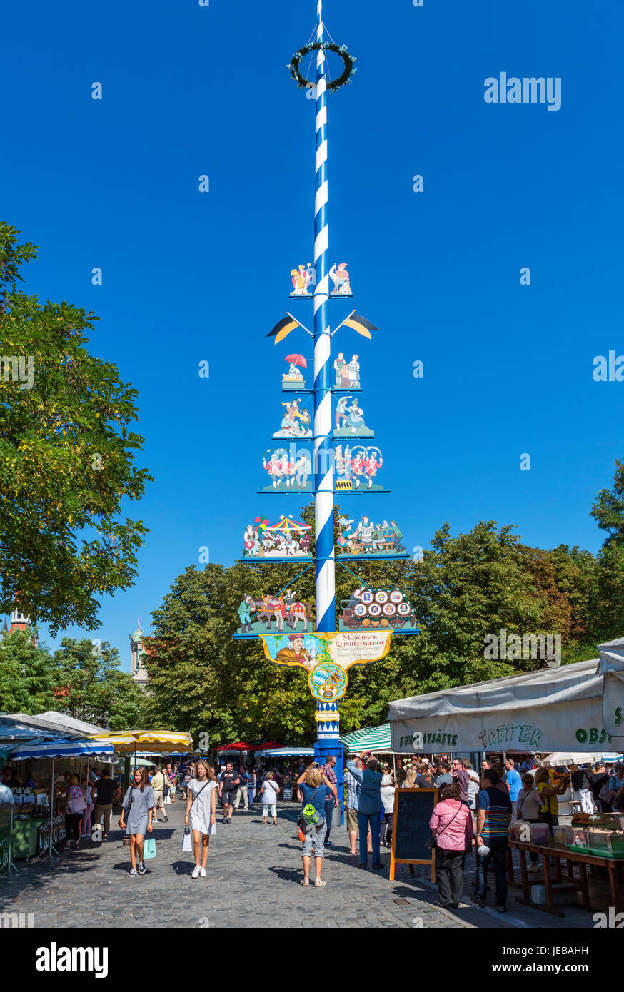 Le bancarelle del mercato nel Viktualienmarkt vicino al Maibaum (Maypole), Monaco di Baviera, Germania Foto Stock