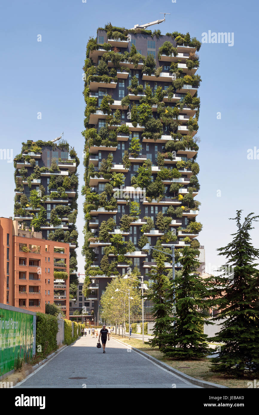 Roma, Italia - 11 Giugno 2017: il famoso Legno verticale visto dal Viale Luigi Sturzo. Sostenibile edificio residenziale modello, costituito da due residente Foto Stock