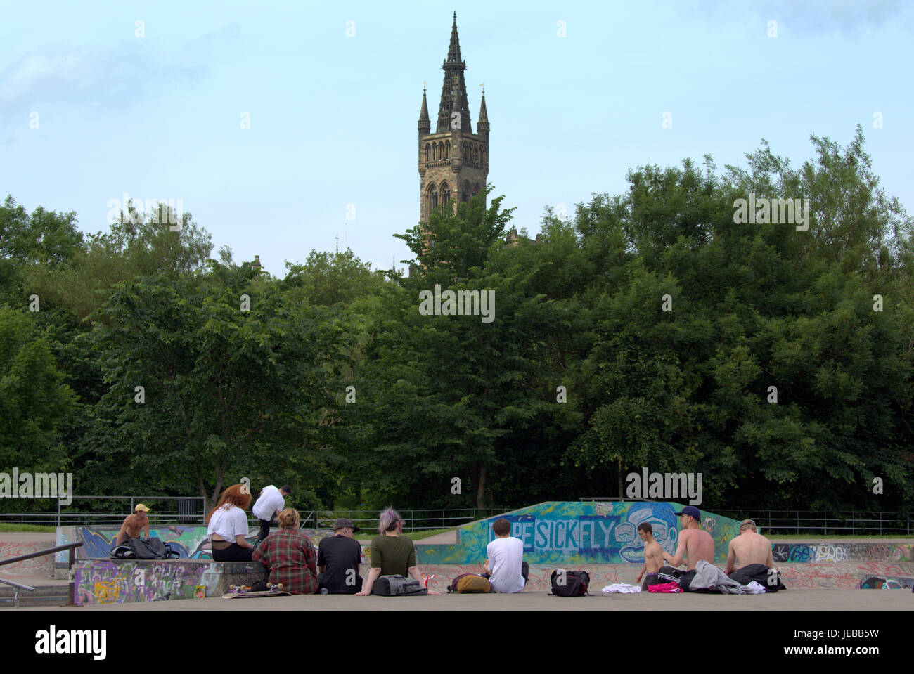 Estate Meteo restituisce e persone godere il più soleggiato sulle strade, Giardini Botanici, George Square e il Kelvingrove Park come la Scozia si ritiene che le catture di alcuni di t Foto Stock
