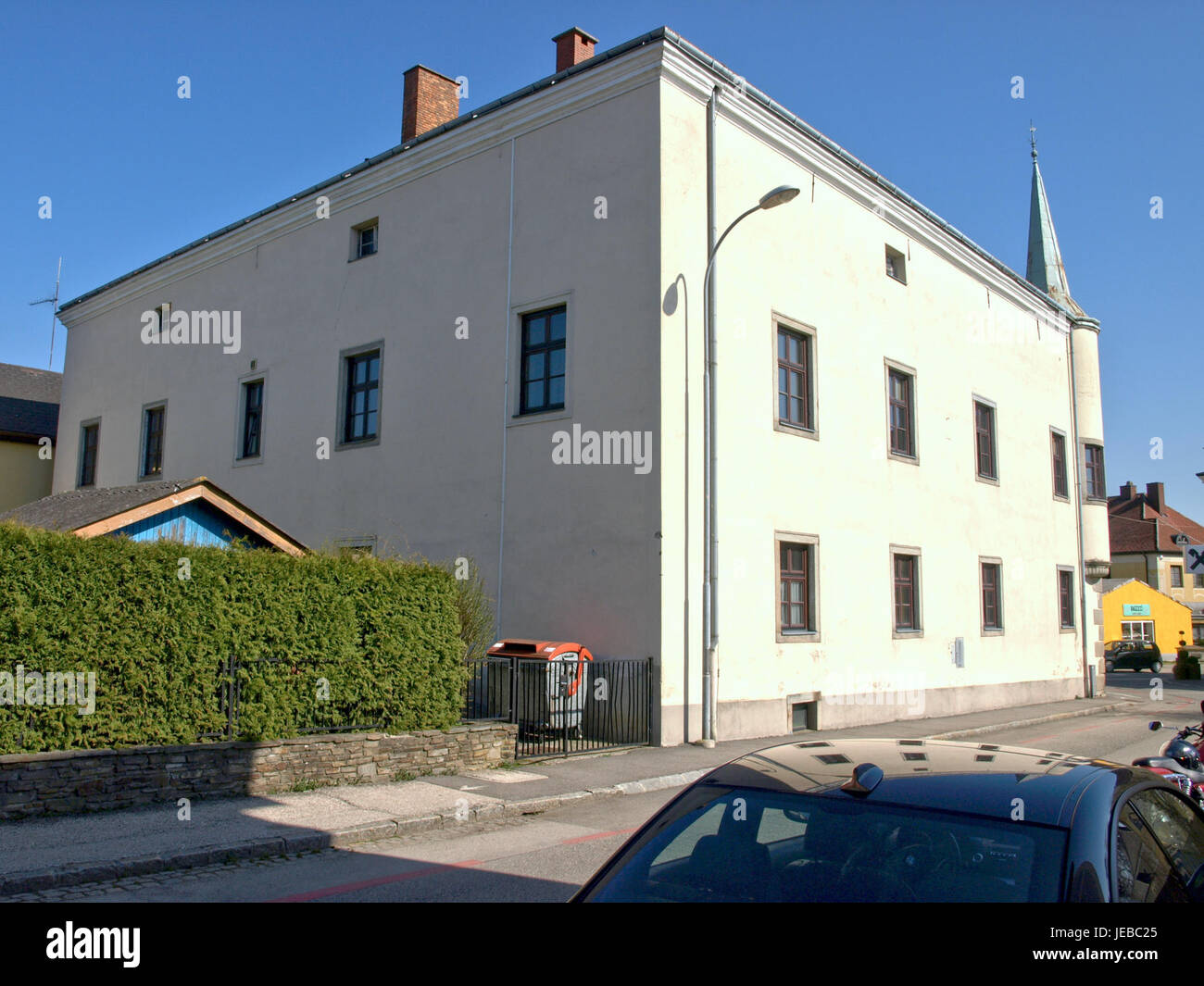 Questa immagine cattura il municipio di Neumarkt an der Ybbs (Rathaus) in Austria, scattato il 15 aprile 2013. Il municipio è un notevole esempio di architettura locale e design civico, centrale per le attività amministrative della città. Foto Stock