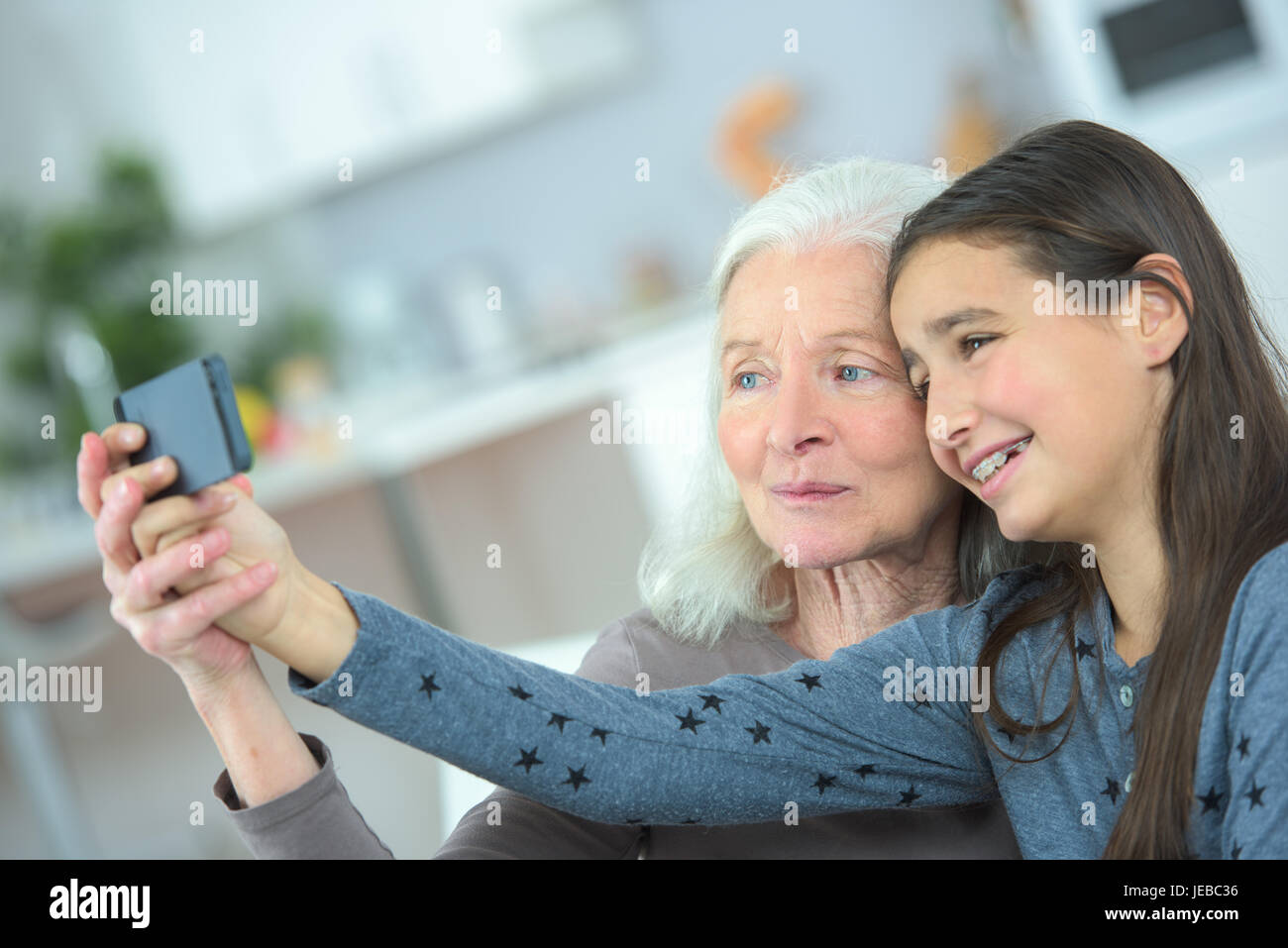 Due generazione womans facendo una divertente selfie insieme Foto Stock