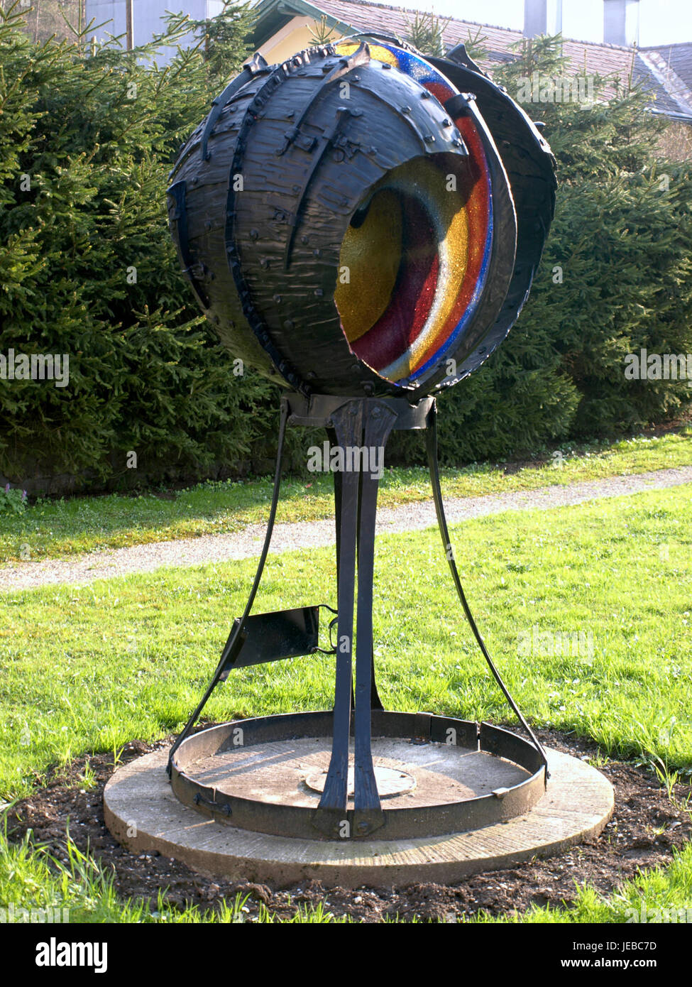 Questa opera d'arte intitolata "Der Orbit des Hephaistos" di Ybbsitz esplora temi della mitologia greca e dei movimenti celesti. Il pezzo riflette sul rapporto del dio Efesto con il cosmo, incorporando rappresentazioni simboliche della sua fucina e della sua influenza divina. Foto Stock