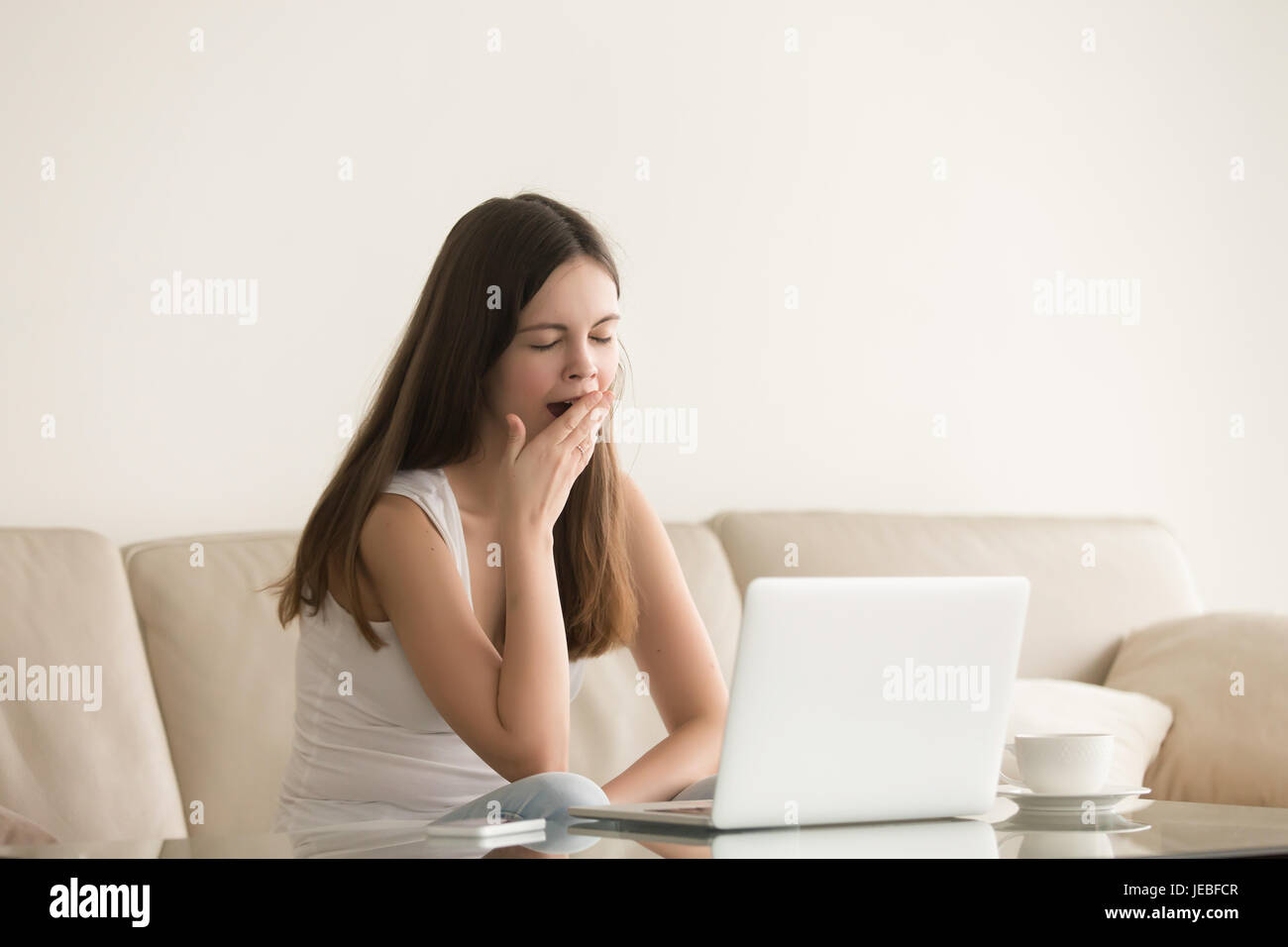 Studentessa si sente la mancanza di sonno e sonnolenza Foto Stock