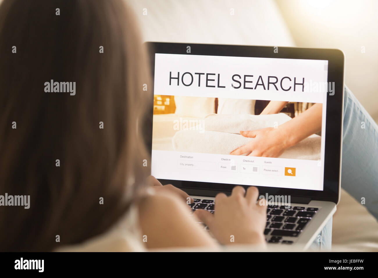 Turista femminile utilizzando il servizio web per trovare hotel Foto Stock
