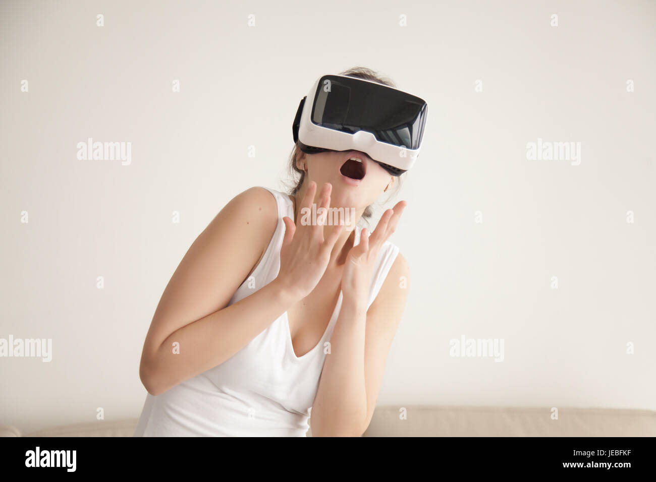 La donna spaventata con realistica simulazione virtuale Foto Stock