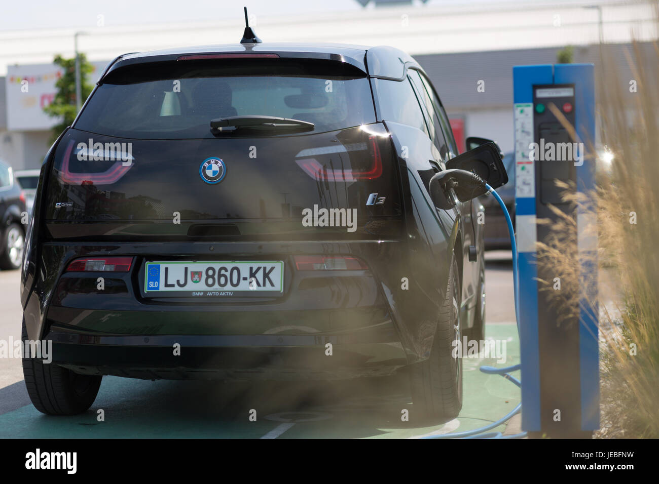 Ljubljana, Slovenia - 21 Giugno 2017: i3 BMW auto elettrica essendo caricato in auto elettrica stazione di ricarica su 21 Giugno, 2017 a Lubiana. Foto Stock