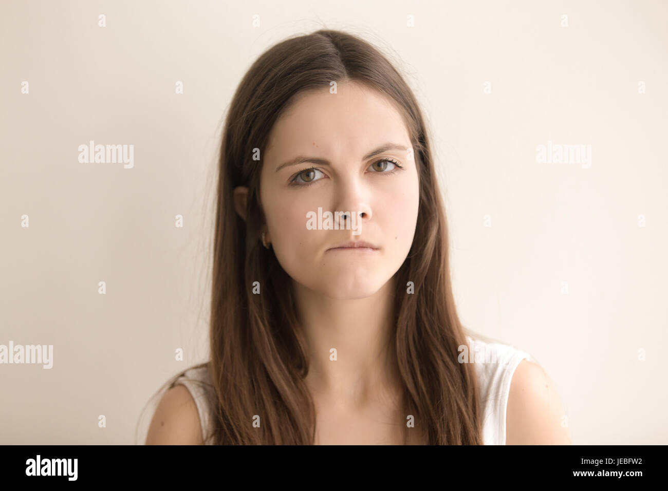 Emotiva headshot ritratto del sistema nervoso giovane donna Foto Stock