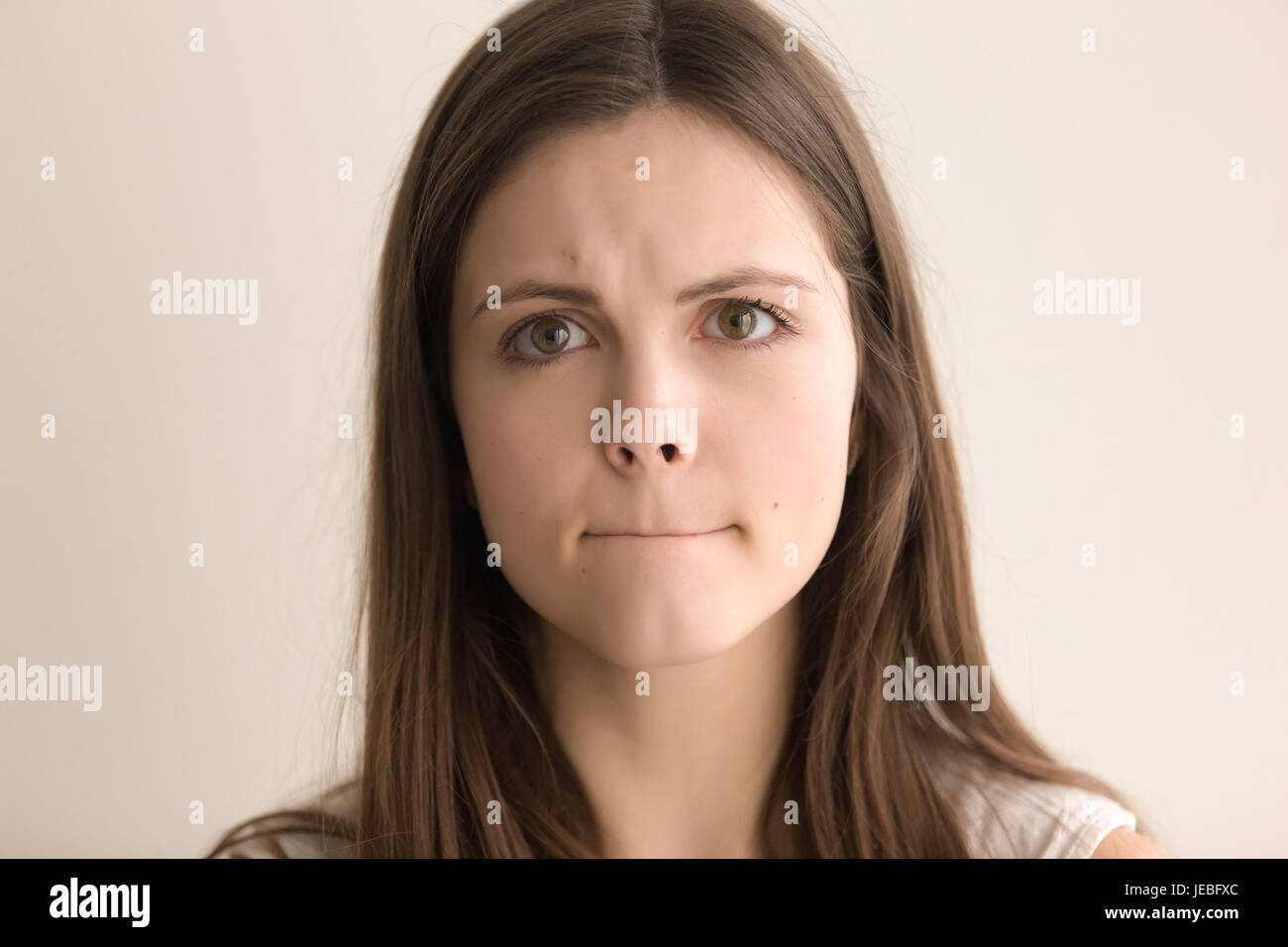 Emotiva headshot ritratto di indeciso giovane donna Foto Stock