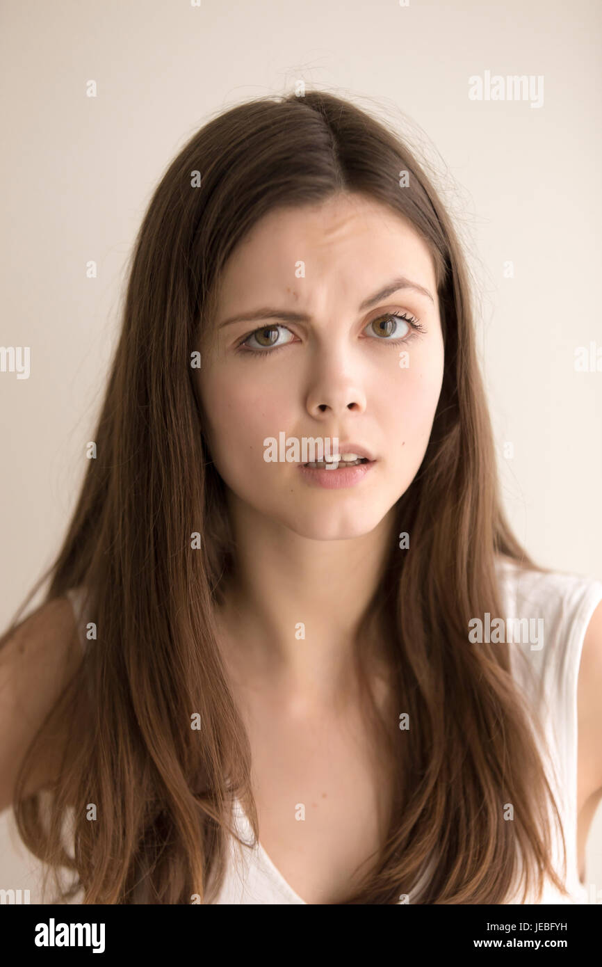 Headshot ritratto di deluso giovane donna Foto Stock