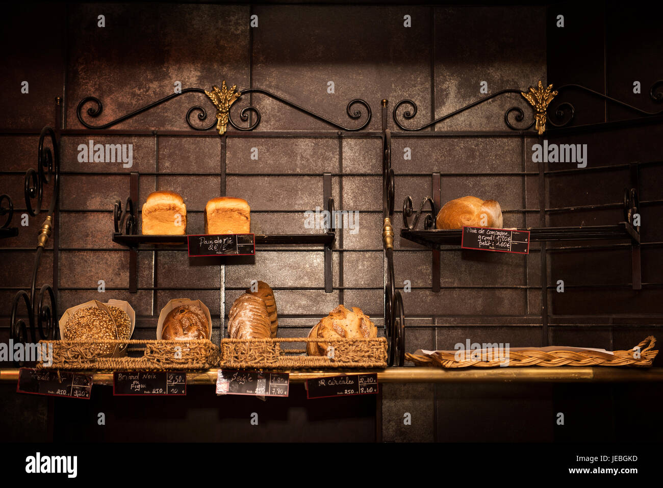 Appena sfornato panini gourmet per la vendita in panetteria francese Foto Stock