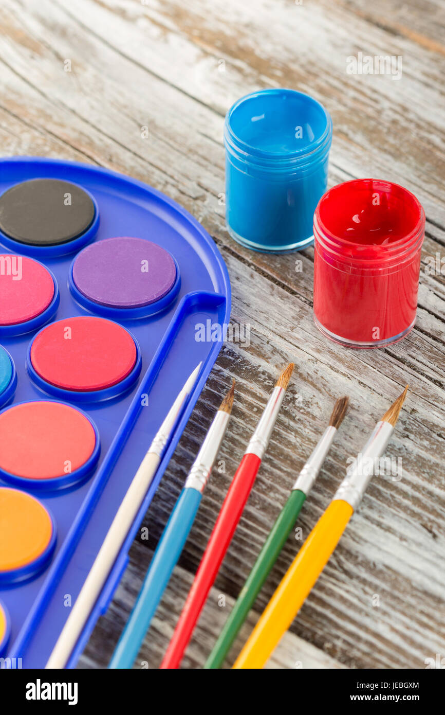 Pennelli per dipingere su sfondo in legno, strumenti speciali per persone creative, torna a scuola, l'istruzione sfondo, Foto Stock