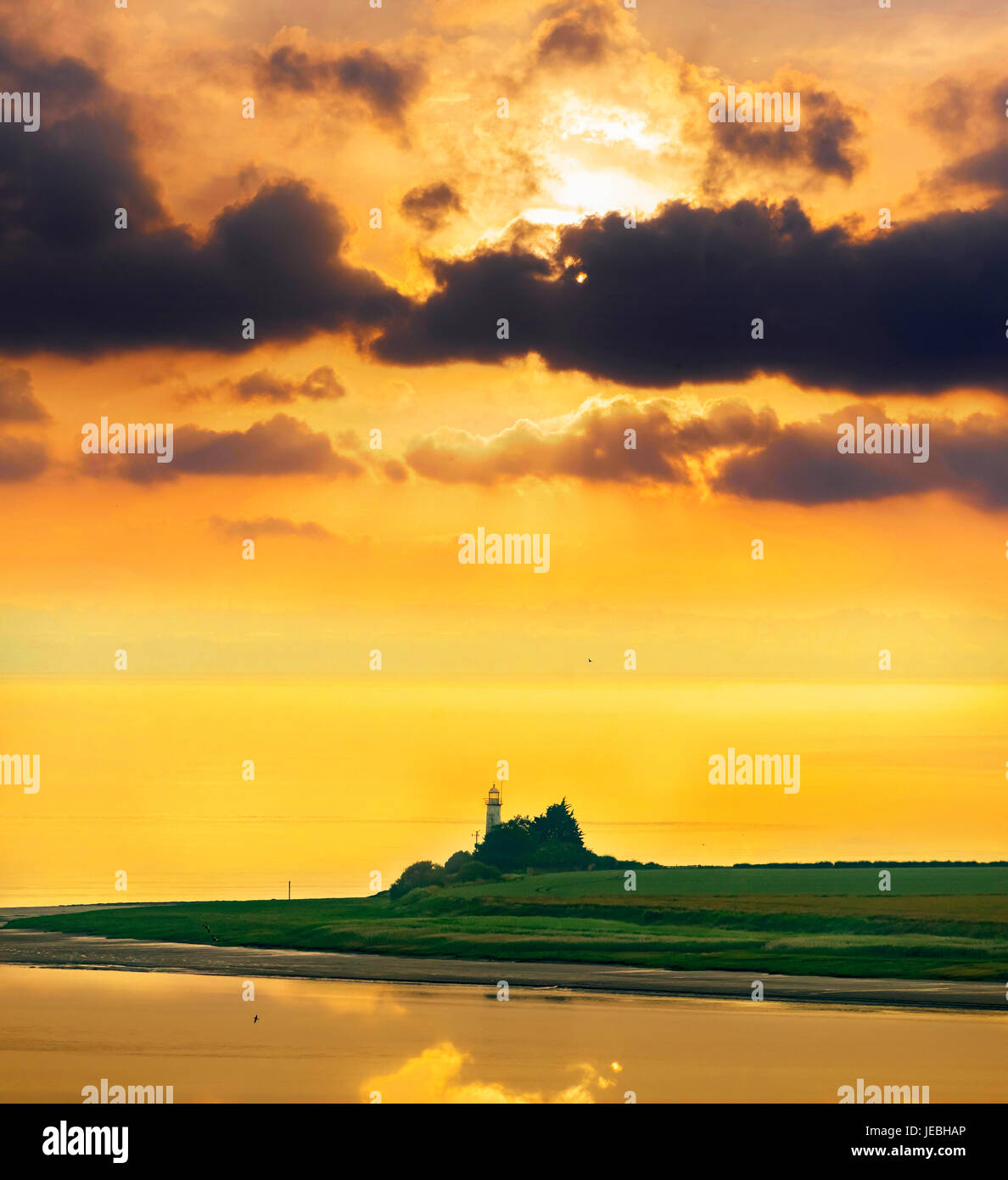 Hale faro sul fiume Mersey al tramonto. Foto Stock